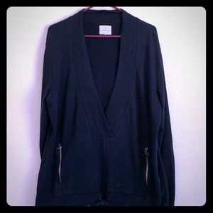 Long sleeved casual sweater.